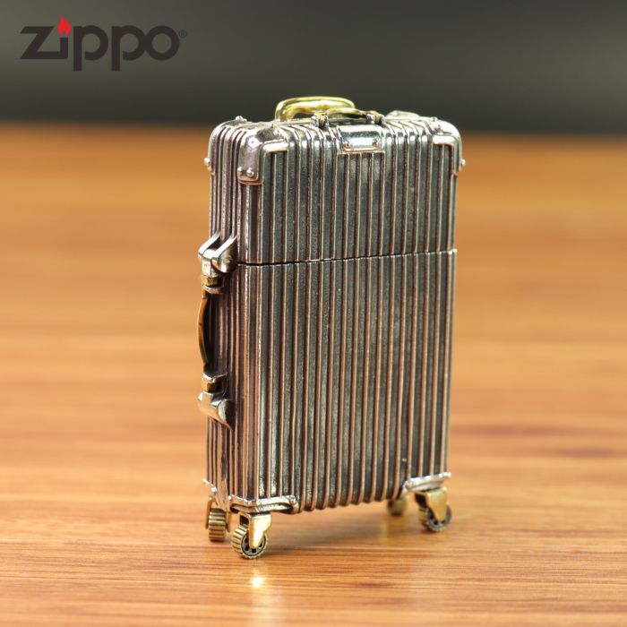 Колекційна бензинова запальничка Zippo "Suitcase Edition"у формі мініатюрної дорожньої валізи