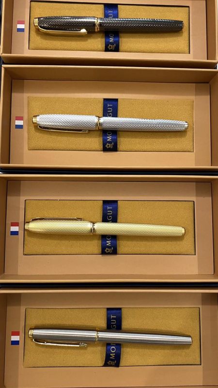 Елегантна кулькова ручка Montagut чорна матова з візерунком
