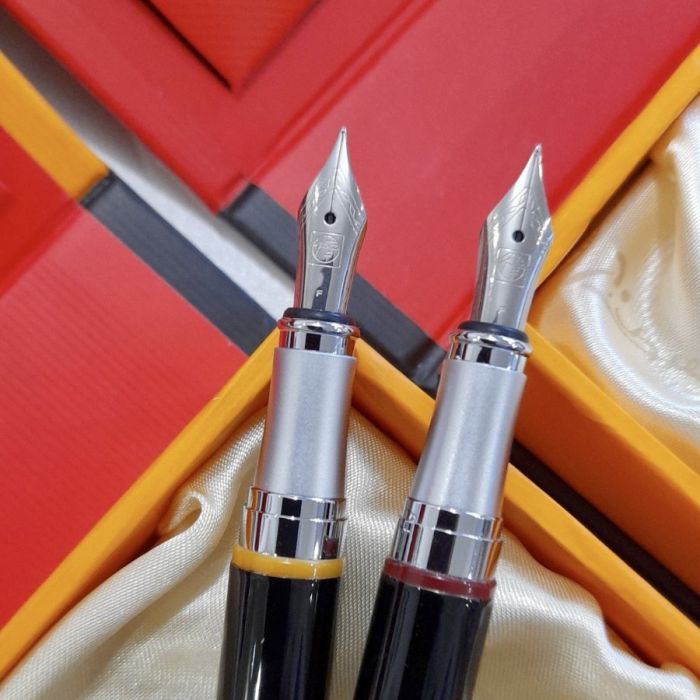 Елегантна пір'яна ручка Picasso у чорному кольорі з червоною стрічкою на ковпачку