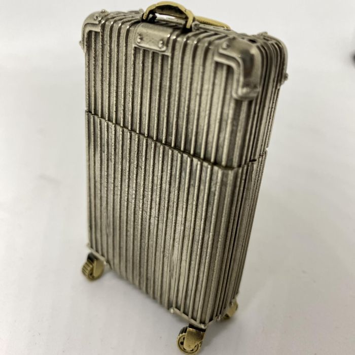 Колекційна бензинова запальничка Zippo "Suitcase Edition"у формі мініатюрної дорожньої валізи