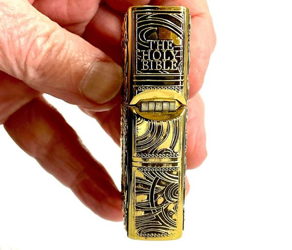 Бензинова запальничка Zorro «The Holy Bible» (Святе Письмо) – Колекційне видання Срібляста