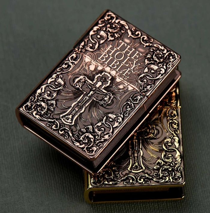 Бензинова запальничка Zorro «The Holy Bible» (Святе Письмо) – Колекційне видання Золотиста
