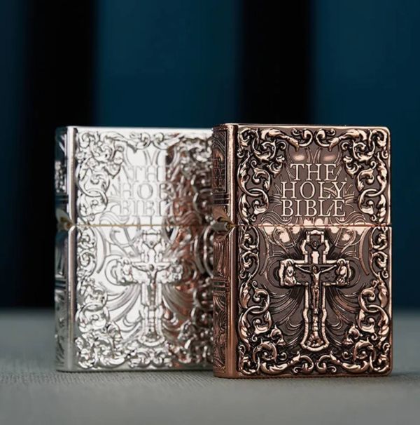 Бензинова запальничка Zorro «The Holy Bible» (Святе Письмо) – Колекційне видання Срібляста