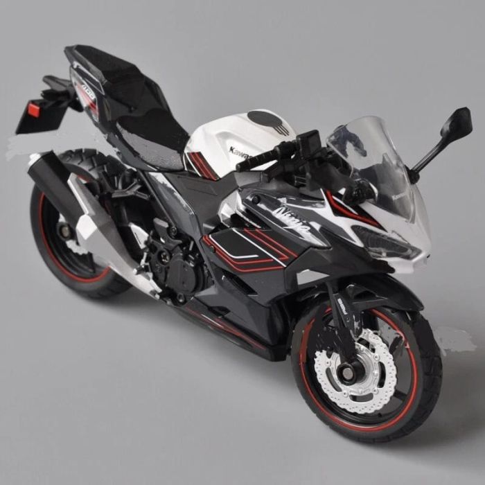 Масштабна модель мотоцикла Kawasaki Ninja 400 (1:12) від CCА