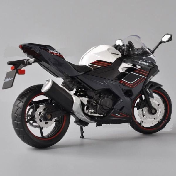 Масштабна модель мотоцикла Kawasaki Ninja 400 (1:12) від CCА