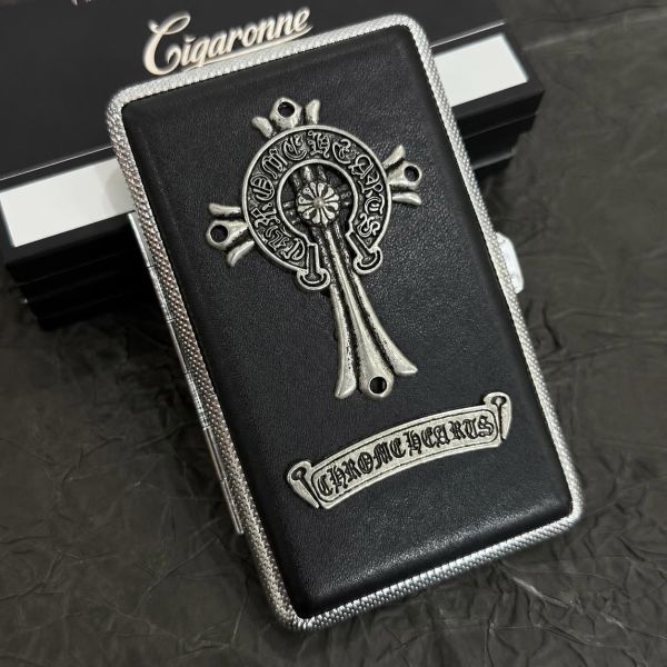Стильний металевий портсигар «Chrome Hearts» з екошкірою — на 20 сигарет