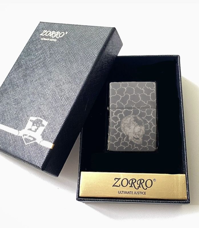 Бензинова запальничка ZORRO з фактурним гравіюванням та черепом (дзеркальне хромоване покриття)