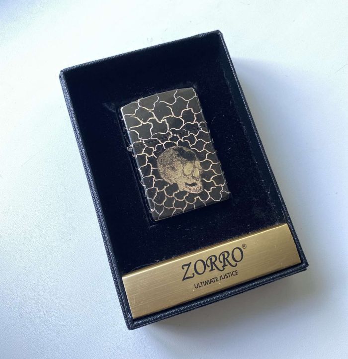 Бензинова запальничка Zorro з гравіюванням «Череп» (глянцева чорна) у подарунковій упаковці