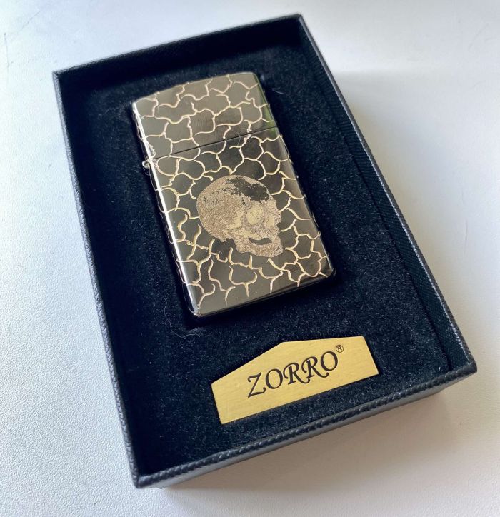Бензинова запальничка ZORRO  з рельєфним візерунком та зображенням черепа (глянцева чорна)