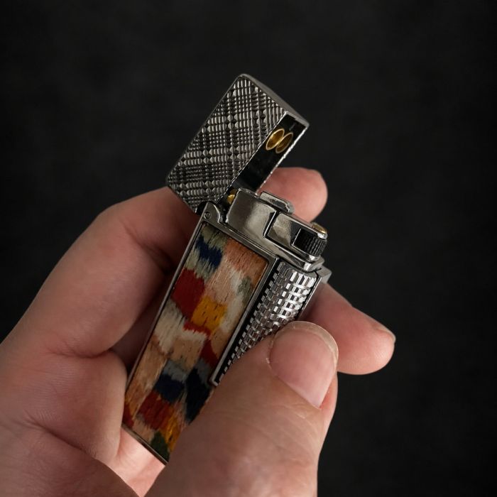 Ексклюзивна бензинова запальничка Zorro з текстурованою вставкою
