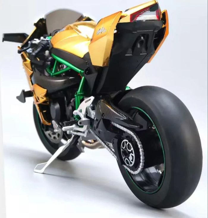 Колекційна інтерактивна модель мотоцикла Kawasaki Ninja H2R (Масштаб 1:9)з ефектом диму та підсвічуванням