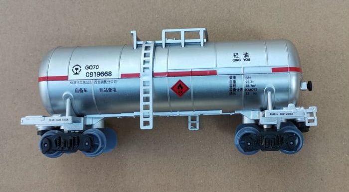 Залізничний ігровий комплекс FENFA «Dongfeng 4B Blue Cat»: Вантажний склад із світлозвуковими ефектами та автономним живленням