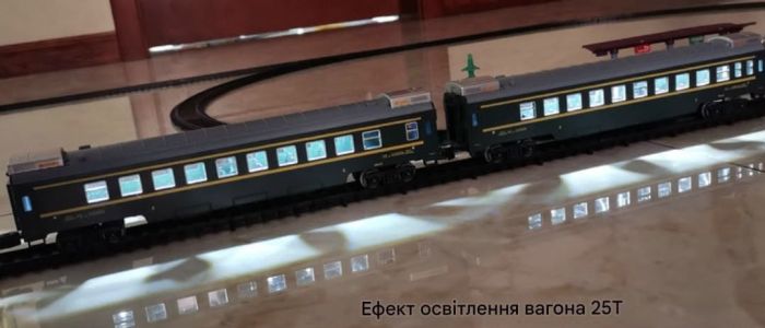 Набір залізниці FENFA Dongfeng 4B Пасажирський потяг (7.5 м колії, акумулятори + зарядне, світло, звук, 4 вагони)