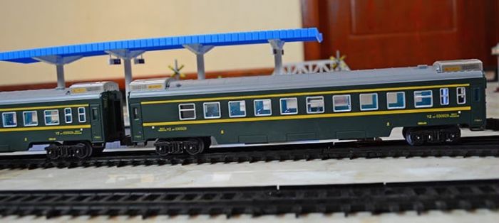 Набір залізниці FENFA Dongfeng 4B Пасажирський потяг (7.5 м колії, акумулятори + зарядне, світло, звук, 4 вагони)