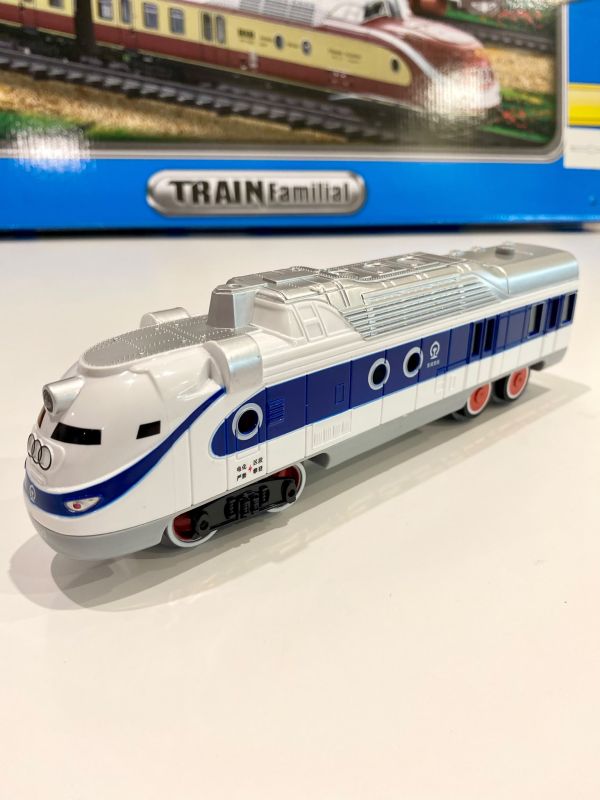 Великий ігровий набір залізниці FENFA Train Familial (9.4 метри колії, 2 локомотиви, 7 вагонів, акумулятори + зарядний пристрій)