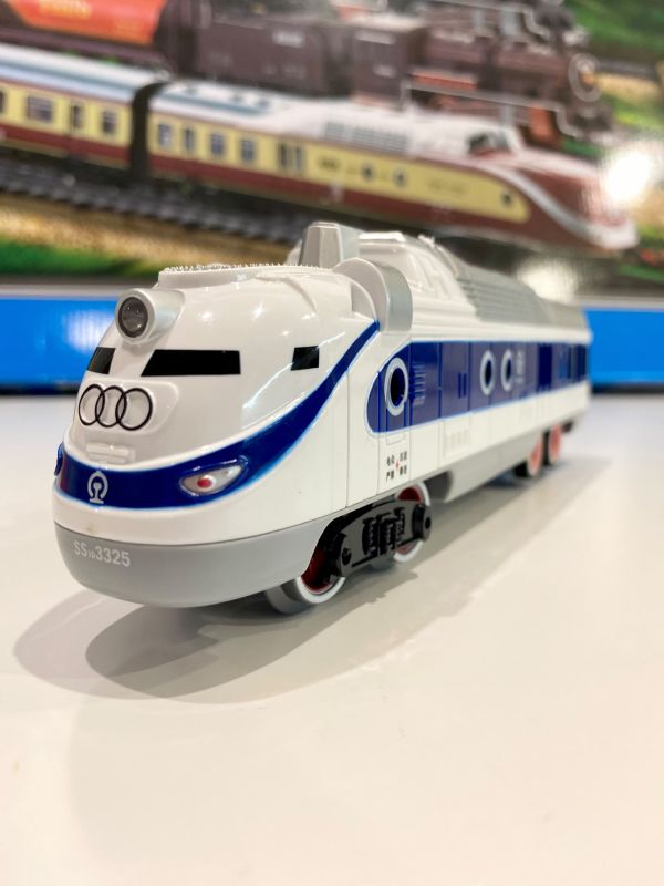 Набір залізниці FENFA "Train Familial": Локомотив зі світлом/звуком, 4 вагони, акумулятори + зарядне