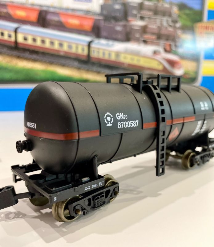 Великий ігровий набір залізниці FENFA «Вантажний експрес Dongfeng 4B» (з акумуляторами та зарядним пристроєм)