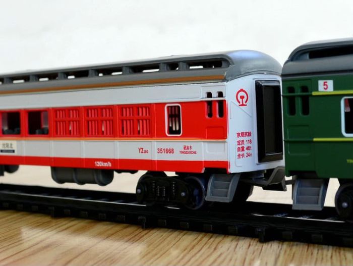 Ігровий набір "Пасажирський експрес FENFA Dongfeng 4D"з акумуляторами, світлом та звуком (7.5 м колії)