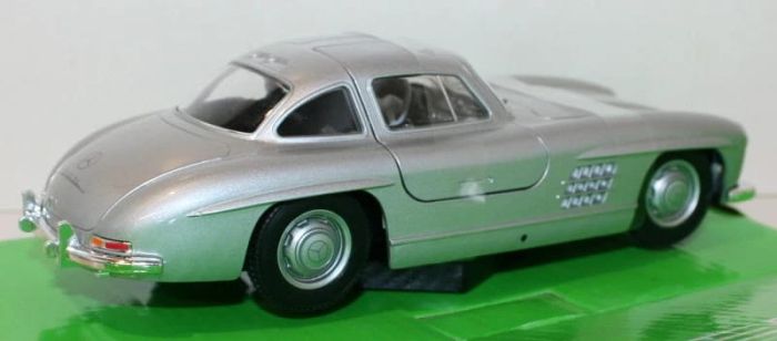 Масштабна модель легендарного спорткара Mercedes-Benz 300 SL Gullwing («Крило чайки»)1:24