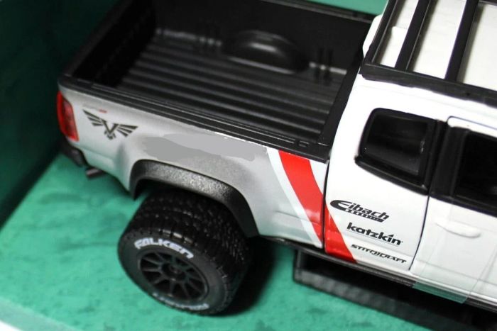 Колекційна модель автомобіля Maisto Design Off-Road 1:27 — 2017 Chevrolet Colorado ZR2