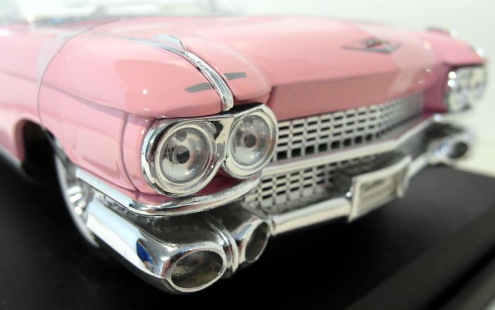 Автомодель Cadillac Eldorado Biarritz (1959) Maisto Premiere Edition, 1:18 — Ікона американського стилю та розкоші