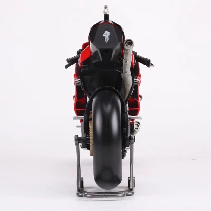 Колекційна модель мотоцикла Ducati Desmosedici GP (2022) #63 Pecco Bagnaia — Масшт. 1:6 від Maisto