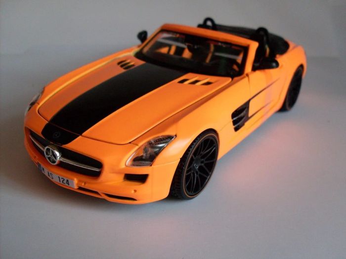 Масштабна модель автомобіля Mercedes-Benz SLS AMG Roadster (Maisto, 1:24)