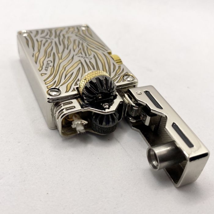 Ексклюзивна Бензинова Запальничка Chief: Велич Золотого Тигра