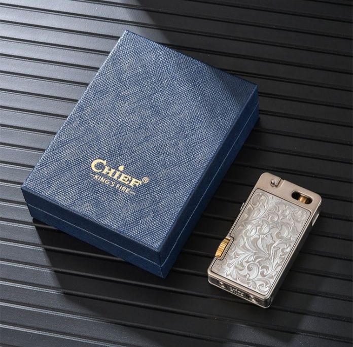 Запальничка бензинова Chief з сріблястим флористичним гравіюванням