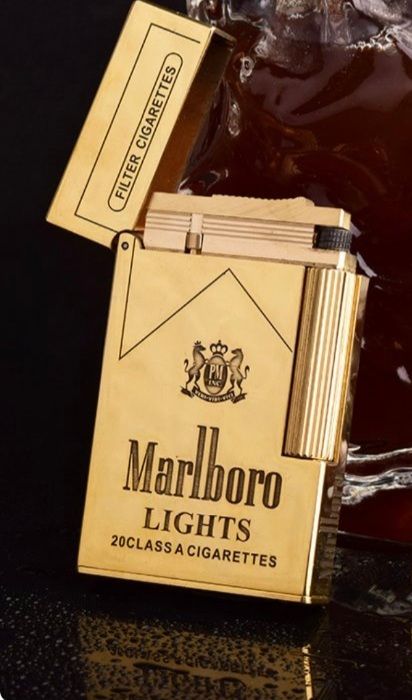 Бензинова запальничка що імітує пачку Marlboro